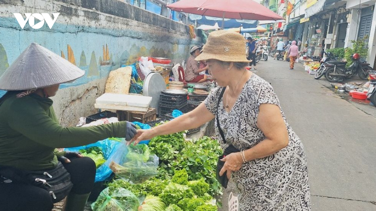 Giá rau ở TP.HCM tăng gấp ba, nguy cơ thị trường Tết khan hiếm